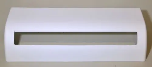 Weiße Gehäusefront mit einer langen, rechteckigen Aussparung, hergestellt von Remko, für die Installation in technischen Geräten oder Anlagen.