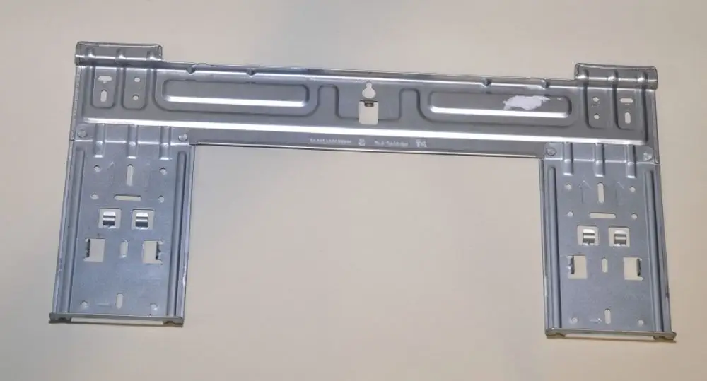 Metallische Wandhalterung von Remko mit mehreren Halterungs- und Befestigungslöchern, geeignet zur Montage an Wänden oder anderen Oberflächen.