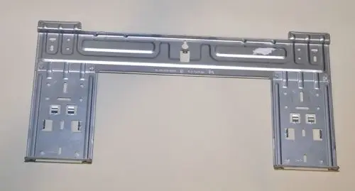 Metallische Wandhalterung von Remko mit mehreren Halterungs- und Befestigungslöchern, geeignet zur Montage an Wänden oder anderen Oberflächen.