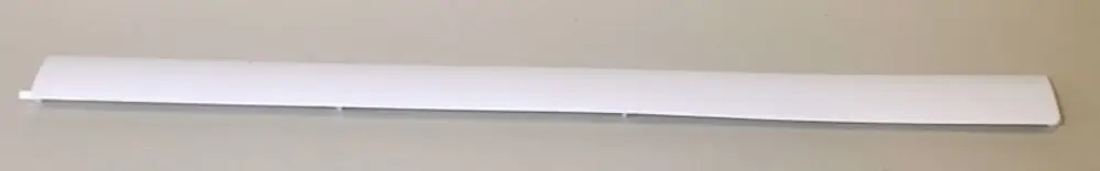 Weiße, flache Kunststofflamelle von Remko, geeignet für horizontale Luftaustrittsanwendungen, auf glatter Oberfläche positioniert.