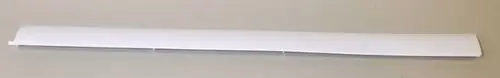 Weiße, flache Kunststofflamelle von Remko, geeignet für horizontale Luftaustrittsanwendungen, auf glatter Oberfläche positioniert.