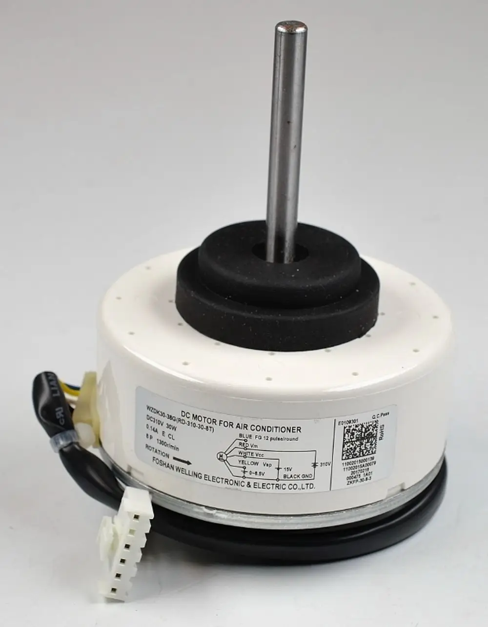 DC-Motor für Klimaanlagen, gefertigt von Foshan Welling Electronic & Electric Co. Ltd, Anschlussleitungen in verschiedenen Farben, abgedeckt durch eine weiße Gehäuseeinheit mit Schraubenöffnungen.
