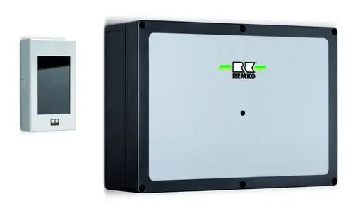 Schwarze Steuerbox mit silberner Front und Logo von Remko sowie ein kleineres, weißes Bedienfeld mit schwarzer Glasscheibe.