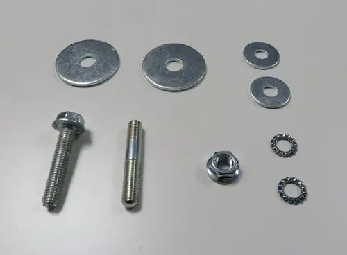 Metallene Befestigungselemente aus einem Remko-Befestigungsset, bestehend aus Schrauben, Unterlegscheiben und einer Mutter, angeordnet auf einem hellen Untergrund.