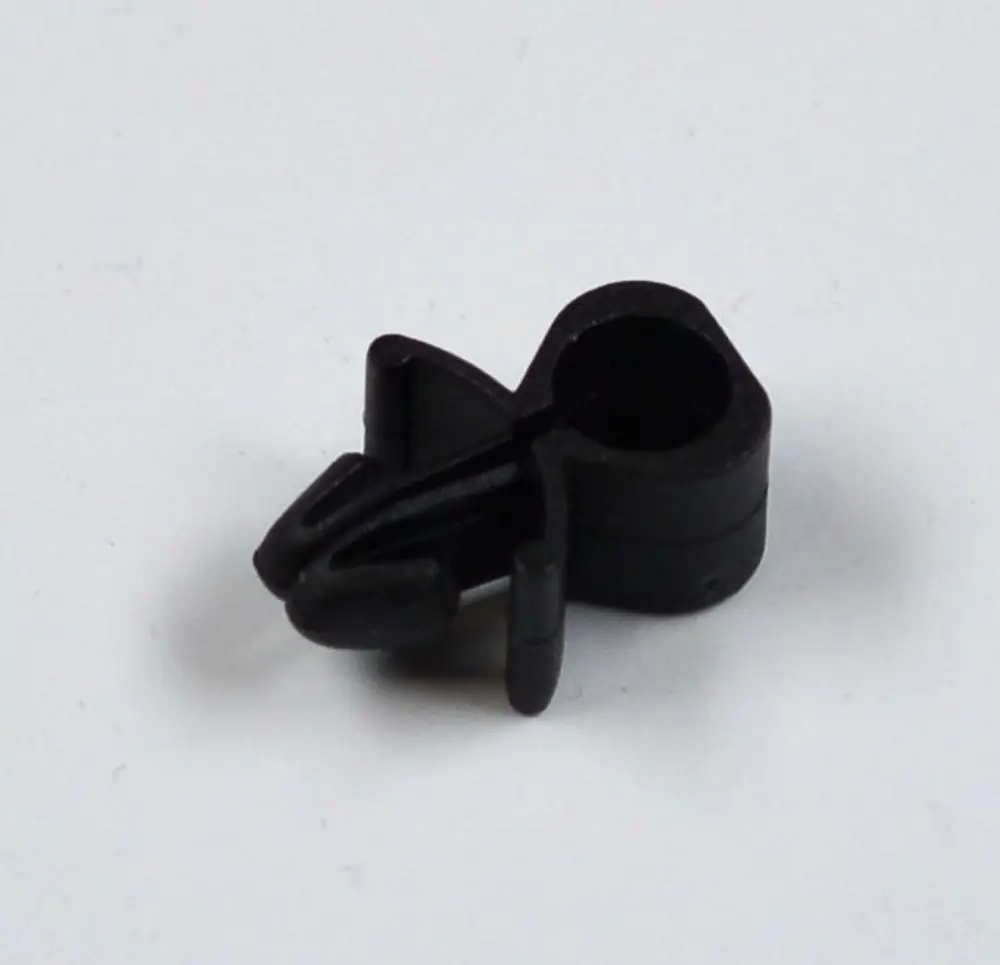 Schwarzer Kabelclip mit öffnendem Design, geeignet zur Befestigung von Kabeln. Produkt von Remko zur sicheren Kabelführung und -organisation.