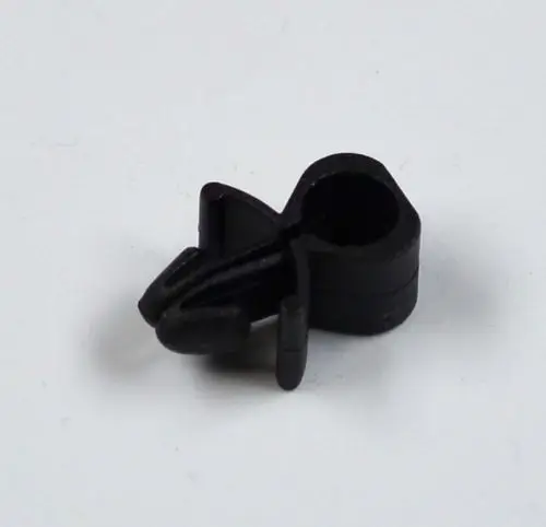 Schwarzer Kabelclip mit öffnendem Design, geeignet zur Befestigung von Kabeln. Produkt von Remko zur sicheren Kabelführung und -organisation.