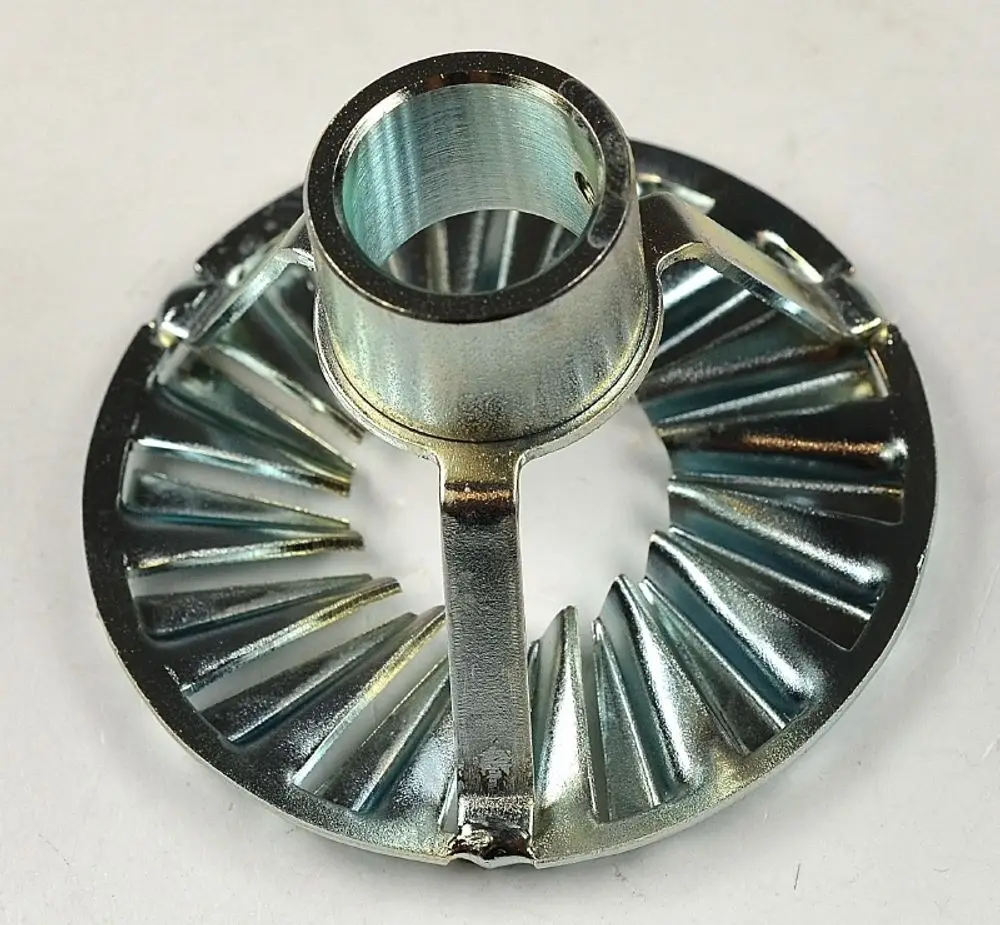 Metallische Stauscheibe mit zentralem Rohr und radialen Lamellen, hergestellt von Remko, zur Verwendung in Heizungs- oder Lüftungsanlagen.