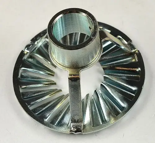 Metallische Stauscheibe mit zentralem Rohr und radialen Lamellen, hergestellt von Remko, zur Verwendung in Heizungs- oder Lüftungsanlagen.