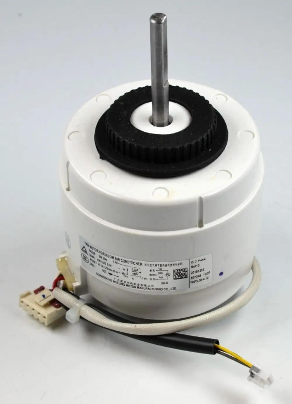 Weißer Ventilatormotor mit einer Metallschraube oben und elektrischen Anschlüssen an der Seite, hergestellt von Remko. Ideal für Klimaanlagen.