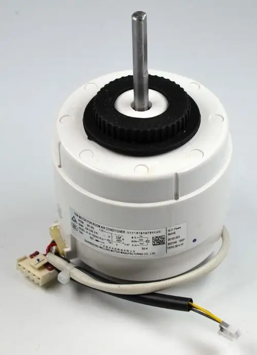 Weißer Ventilatormotor mit einer Metallschraube oben und elektrischen Anschlüssen an der Seite, hergestellt von Remko. Ideal für Klimaanlagen.