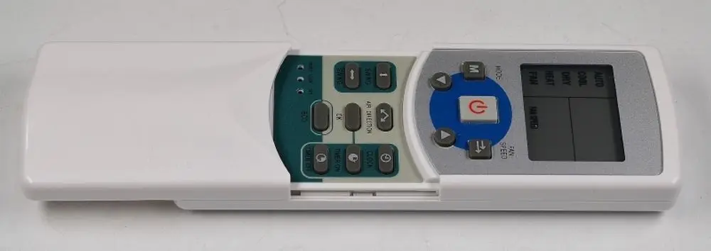 Fernbedienung von Remko mit mehreren Tasten zur Steuerung, darunter Funktionen wie Auto, Kühl- und Heizmodi, sowie ein Display zur Anzeige von Einstellungen.