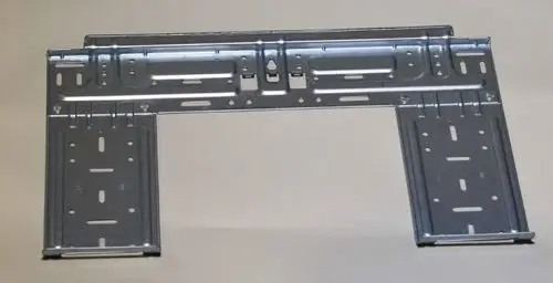 Montierte, metallene Wandhalterung in silberner Farbe von Remko, mit mehreren Löchern zur Befestigung und einer U-Form für die Anbringung von Geräten.