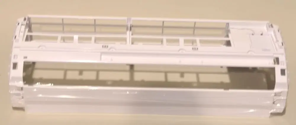 Weiße Gehäusefront, transparent und schmal, eventuell für ein Gerät von Remko. Die Struktur zeigt Öffnungen und eine durchgehende Linie.