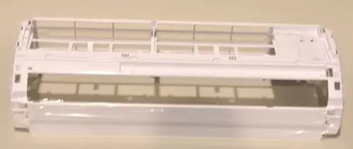 Weiße Gehäusefront, transparent und schmal, eventuell für ein Gerät von Remko. Die Struktur zeigt Öffnungen und eine durchgehende Linie.