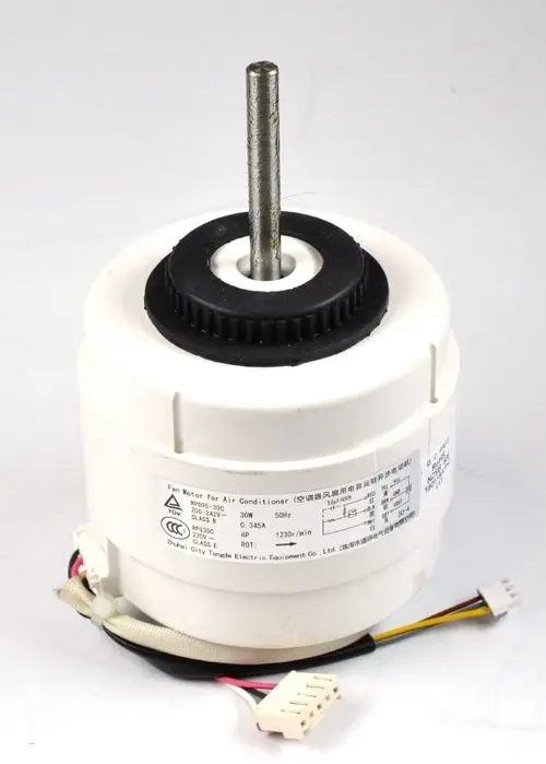 Weißer Ventilatormotor mit Metallachse und Kabelanschlüssen, verwendet in Klimaanlagen. Hersteller: Remko. Sichtbare technische Daten auf der Unterseite.