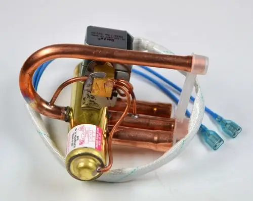 Vier-Wege-Ventil von Remko, mit Kupferrohren und elektrischer Steuerung, zur Regelung des Kältemittelflusses in Kühlsystemen.