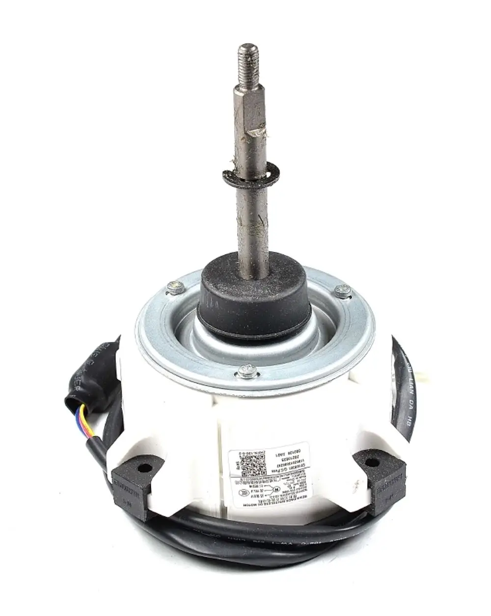 Remko Ventilatormotor mit einem Metallstern und Anschlusskabel, montiert auf einem weißen Kunststoffgehäuse mit mehreren elektrischen Anschlüssen.