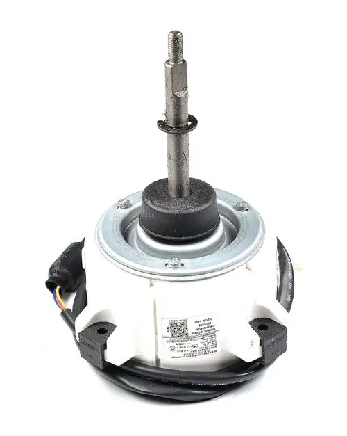 Remko Ventilatormotor mit einem Metallstern und Anschlusskabel, montiert auf einem weißen Kunststoffgehäuse mit mehreren elektrischen Anschlüssen.