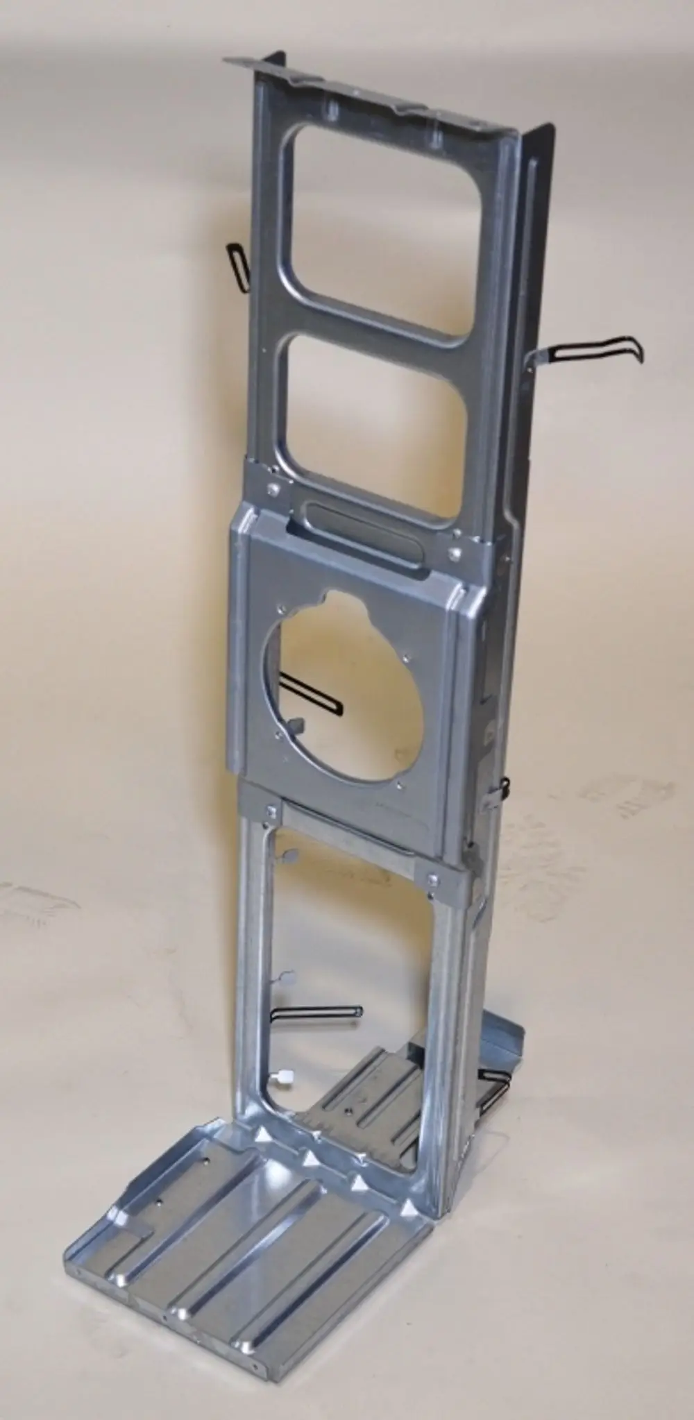 Ventilatormotorhalterung aus Metall, hergestellt von Remko, mit mehreren Montageöffnungen und einer stabilen Basis zur Befestigung von Ventilatormotoren.