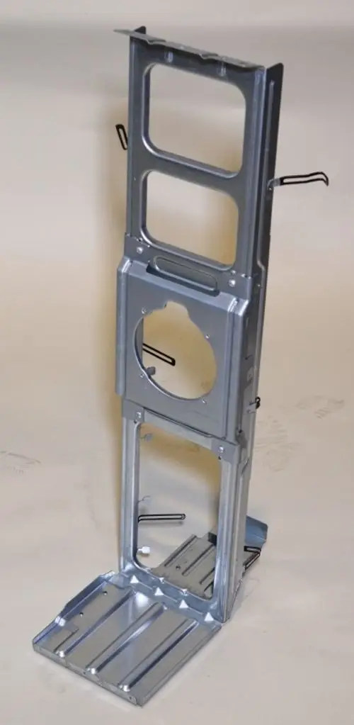 Ventilatormotorhalterung aus Metall, hergestellt von Remko, mit mehreren Montageöffnungen und einer stabilen Basis zur Befestigung von Ventilatormotoren.