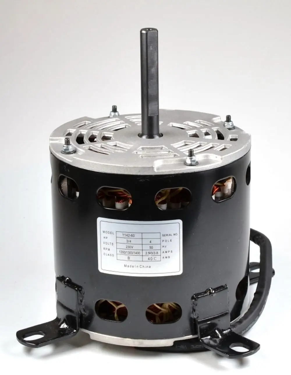 Elektromotor mit schwarzem Gehäuse und silberner Oberschale, ausgestattet mit einem sichtbaren Rotor und Anschlussleitung, hergestellt von Remko.