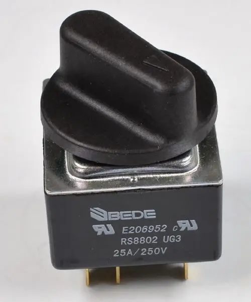 Betriebsschalter mit schwarzem Drehknopf und mehreren Anschlüssen. Marke: Remko. Gehäuse mit technischen Angaben und Sicherheitsmarken.
