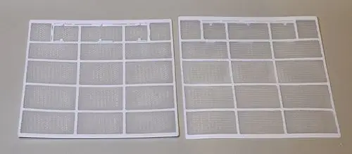 Zwei luftdurchlässige Filtergitter, weiß, rechteckig mit einem Muster aus parallel verlaufenden Linien, geeignet für Remko-Luftfiltersysteme.