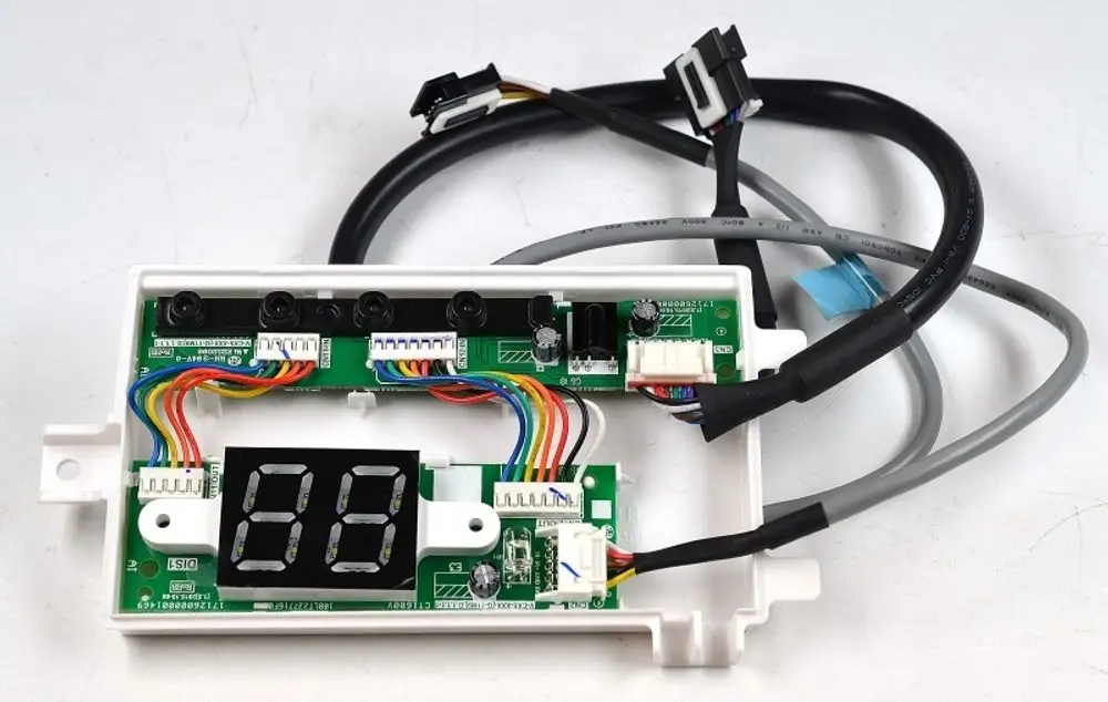 Platine mit digitalem Display und mehreren Anschlusskabeln, geeignet für Remko Geräte. Zeigt Werte auf dem Display an und enthält mehrere Tasten zur Steuerung.