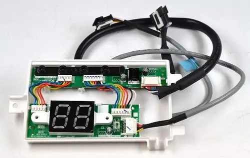 Platine mit digitalem Display und mehreren Anschlusskabeln, geeignet für Remko Geräte. Zeigt Werte auf dem Display an und enthält mehrere Tasten zur Steuerung.