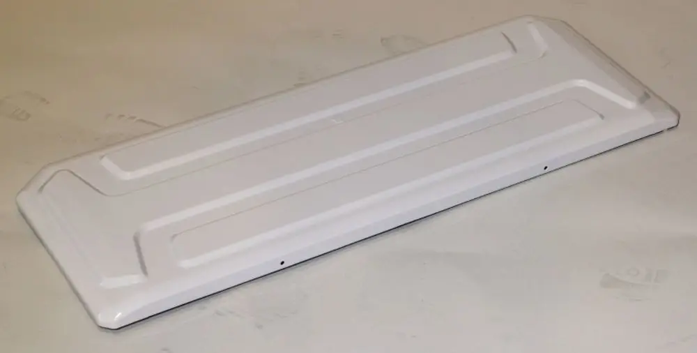 Weißes, flaches Metallblech von Remko, mit gerader Oberfläche und mehreren Längs- und Querrillen, auf neutralem Hintergrund.