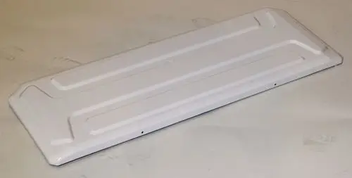 Weißes, flaches Metallblech von Remko, mit gerader Oberfläche und mehreren Längs- und Querrillen, auf neutralem Hintergrund.
