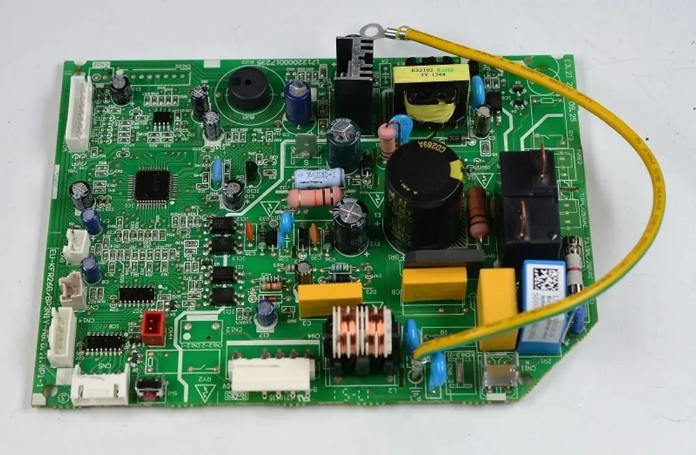 Steuerplatine von Remko mit verschiedenen elektronischen Bauteilen, darunter Widerstände, Kondensatoren und Relais, auf einer grünen Leiterplatte.