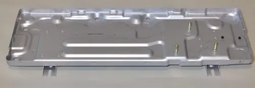 Kondensatwanne aus Metall mit glatter Oberfläche und mehreren Befestigungslöchern, geeignet für Anwendungen in der Klimatechnik, Marke Remko.