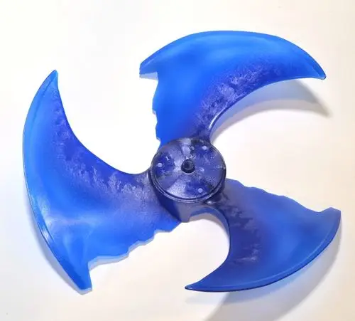 Blauer Ventilatorflügel mit vier geschwungenen Klingen, montiert auf einem mittigen Anschluss. Produkt von Remko, geeignet für verschiedene Anwendungen.