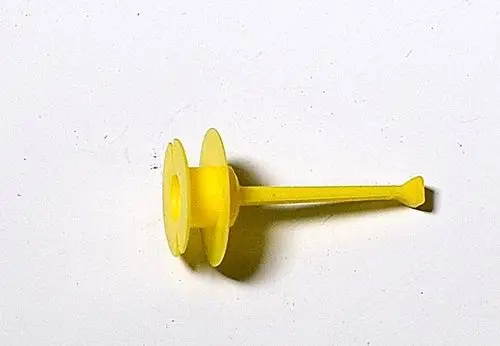 Gelber Griffstopfen von Remko, mit einer runden Scheibe und einem schmalen, geraden Stift. Kompakt und funktional, geeignet für verschiedene Anwendungen.