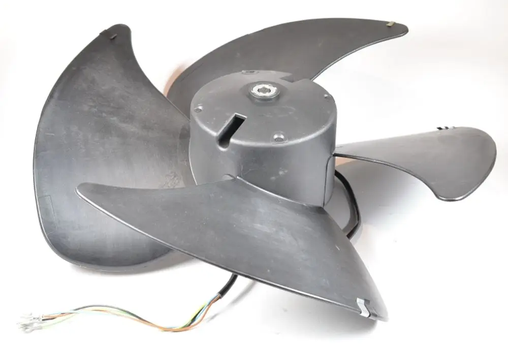 Kondensatorlüfter mit mehreren stabilen Blättern, montiert auf einem zentralen Motor, mit einer Anschlusskabel für die Stromversorgung. Hersteller: Remko.