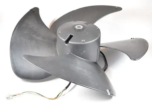 Kondensatorlüfter mit mehreren stabilen Blättern, montiert auf einem zentralen Motor, mit einer Anschlusskabel für die Stromversorgung. Hersteller: Remko.