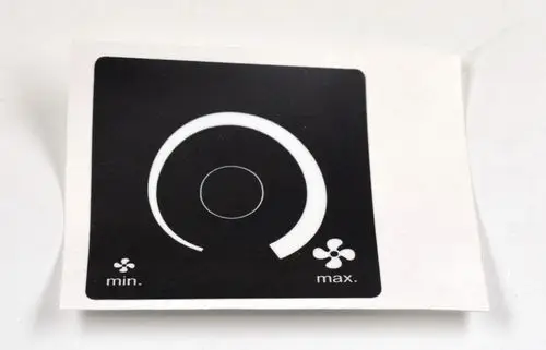 Schwarzes Bedienfeld mit einem Temperaturregler, der von "min." bis "max." reicht, und zwei Lüfter-Symbolen unten. Produkt von Remko.