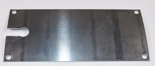 Metallplatte mit abgerundeter Aussparung und Bohrlöchern, geeignet für Montage, hergestellt von Remko.