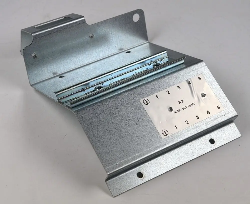 Montageblech von Remko, metallisch, mit mehreren Löchern zur Befestigung und einer Beschriftung auf der Seite. Geeignet für Montagezwecke in technischen Anwendungen.