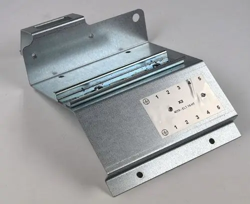 Montageblech von Remko, metallisch, mit mehreren Löchern zur Befestigung und einer Beschriftung auf der Seite. Geeignet für Montagezwecke in technischen Anwendungen.