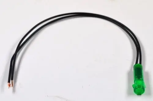 Grüne Signalleuchte von Remko mit zwei abisolierten, schwarzen Drähten. Die Leuchte ist mit einem transparenten Gehäuse und einem Anschlussstecker ausgestattet.