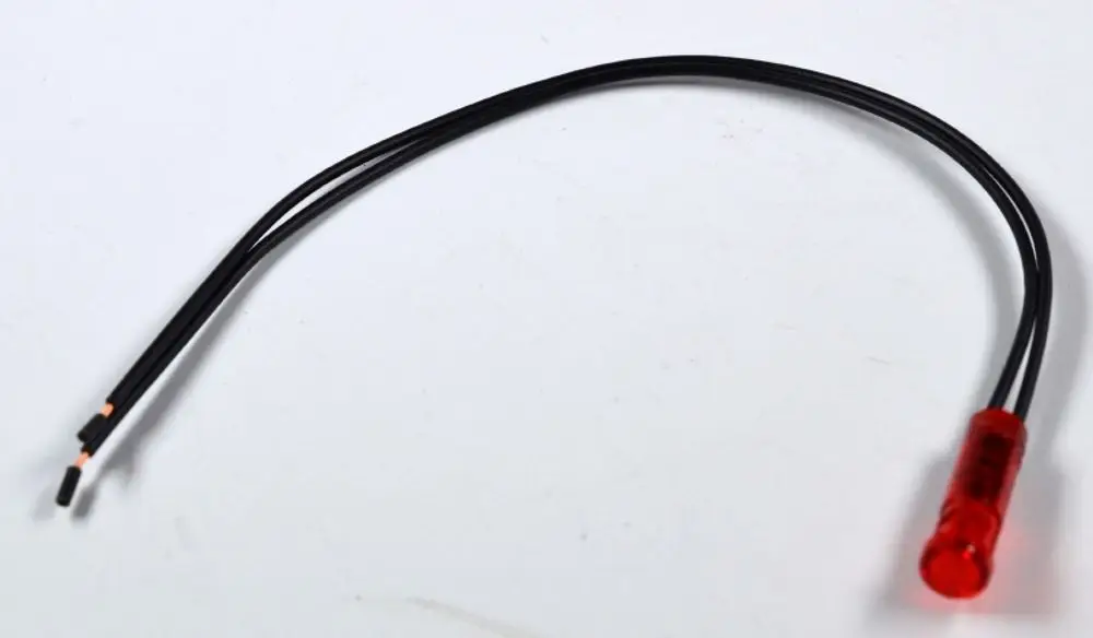 Remko Signalleuchte in Rot mit zwei schwarzen Kabeln, die aus einer transparenten Kappe herausragen. Ein einfaches, funktionales Design für Signal- oder Anzeigezwecke.