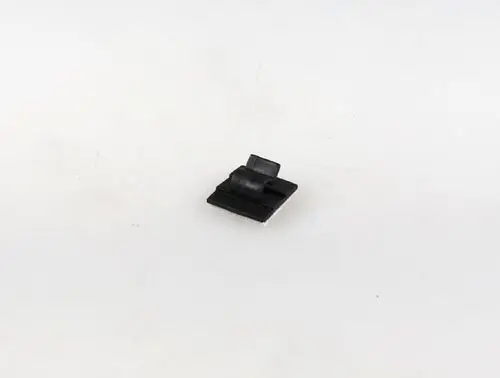 Schwarzer Kabelclip auf weißem Hintergrund, selbstklebend. Produkt von Remko zur Befestigung von Kabeln.