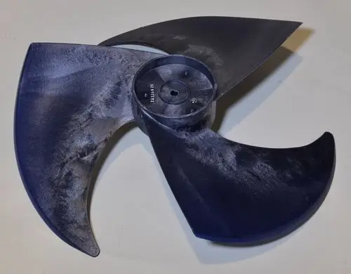 Remko Ventilatorflügel in dunklem Farbton mit vier schaufelartigen Blättern, montierbar auf einem entsprechenden Gerät.