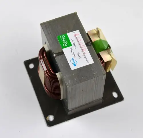 Remko-Reaktor mit Kupferdrahtwicklung auf einer Metallbasis. Das Gerät ist beschriftet und besitzt Anschlüsse für elektrische Verbindungen.