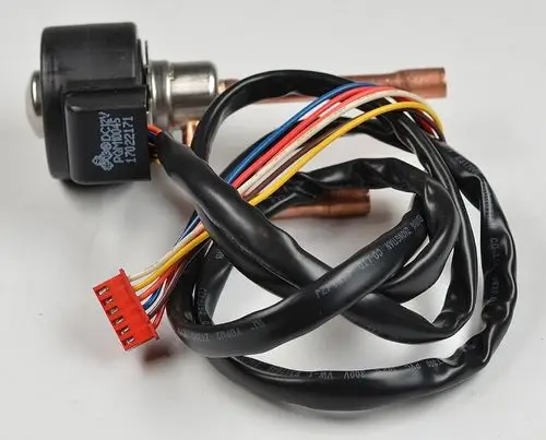 Elektronisches Ventil mit mehreren Anschlusskabeln. Remko-Komponente mit Stecker und metallischen Anschlüssen, geeignet für Kälte- und Klimatechnik.
