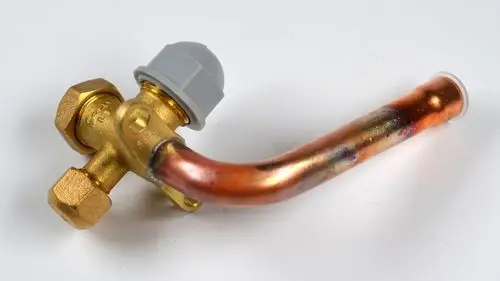 Kupferrohr mit Messingabsperrventil und grauem Schutzaufsatz, verwendet in Saugleitungen, hergestellt von Remko.