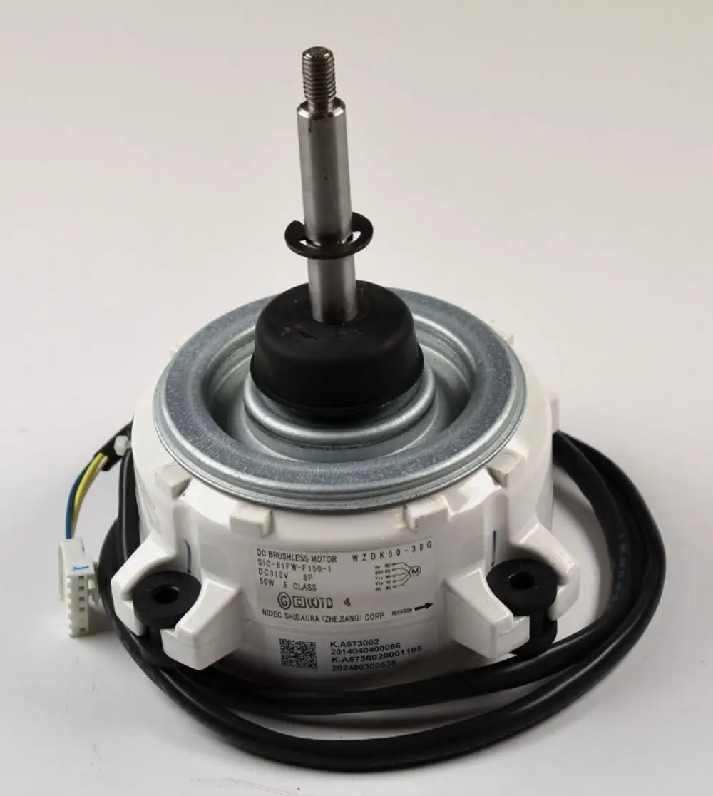 DC-Motor von Remko mit einer zentralen Welle und einer weißen Kunststoffhülle, ausgestattet mit Kabeln für die elektrische Verbindung.