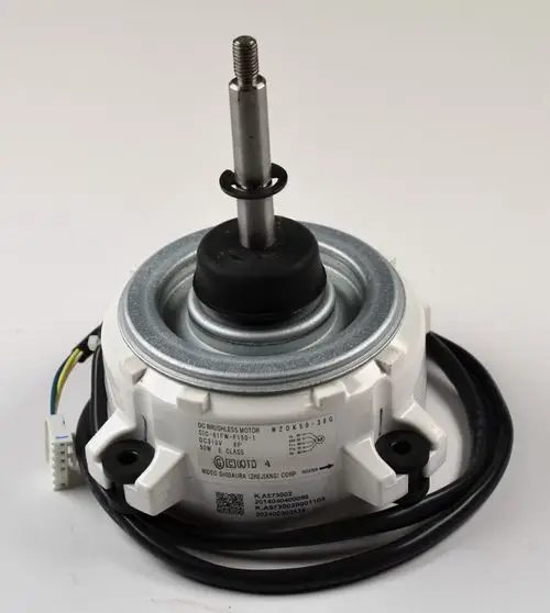 DC-Motor von Remko mit einer zentralen Welle und einer weißen Kunststoffhülle, ausgestattet mit Kabeln für die elektrische Verbindung.